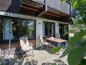 弗兰克瑙Holiday Home Am Sternberg 105 by Interhome的房屋内带桌椅的天井。