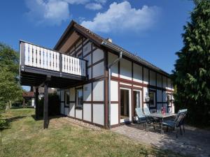 弗兰克瑙Holiday Home Am Sternberg 224-226 by Interhome的带阳台和桌子的度假屋