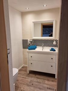 莱温Ferienwohnung - a66157的浴室设有白色水槽和镜子