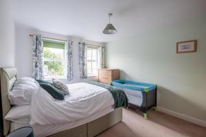 Addingham4 Bedroom House in Addingham Ilkley的一间小卧室,配有床和窗户