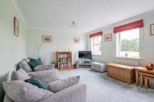 Addingham4 Bedroom House in Addingham Ilkley的客厅配有两张沙发和一台电视机