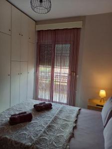 亚历山德鲁波利斯Evelins house Alexandroupoli的一间卧室配有一张大床和两个枕头
