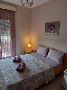 亚历山德鲁波利斯Evelins house Alexandroupoli的一间卧室配有一张大床和两条毛巾