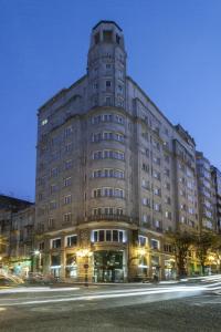 维戈泽尼特维戈酒店的城市街道上的一个大型建筑