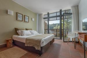 加维昂Alamal River Club的一间卧室设有一张床和一个阳台
