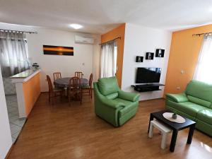 梅杜林Villa Antonia的客厅配有绿色沙发和桌子