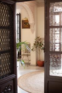 隆达Hotel Palacio de Hemingway的通往种植植物的房间的敞开的门