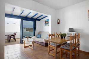 塞博河畔卡莱塔Vista al Mar, La Graciosa的客厅配有桌子和沙发
