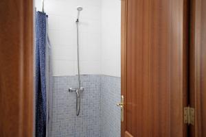 塞博河畔卡莱塔Vista al Mar, La Graciosa的浴室设有蓝色瓷砖和淋浴。