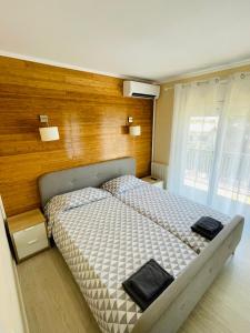 卡拉费尔La Pineda 2的一间卧室配有一张木墙床