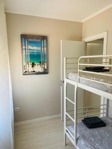 卡拉费尔La Pineda 2的一间设有双层床的客房,享有海滩美景