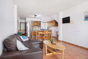 塞博河畔卡莱塔Apartamento Callao, La Graciosa的客厅配有沙发和桌子