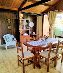 库斯托纳奇Villamare的一间带木桌和椅子的用餐室