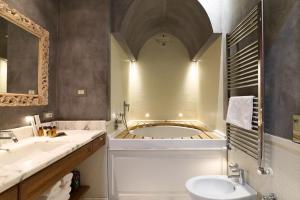 米兰Prestige Boutique Aparthotel - Montenapoleone的带浴缸和盥洗盆的浴室