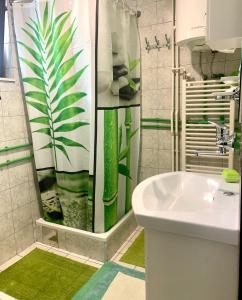 福查VIP Rooms Foča, Accommodation Foca, Foca Rooms的浴室设有绿色和白色的淋浴帘和水槽