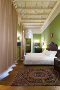 米兰Prestige Boutique Aparthotel - Montenapoleone的一间卧室设有一张大床和绿色的墙壁