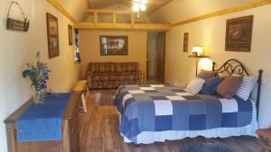 卡利斯佩尔Lonesome Dove Ranch的一间卧室配有一张床和一张沙发