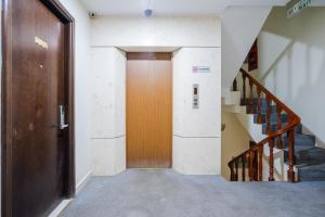 胡志明市La Serena Hotel & Apartment的走廊设有木门和楼梯