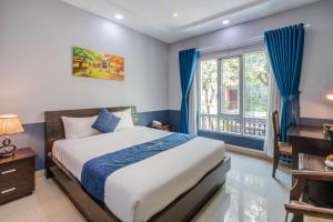 胡志明市La Serena Hotel & Apartment的一间卧室设有一张大床和一个窗户。