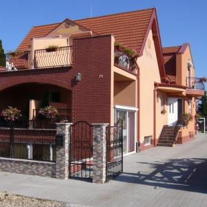 萨尔瓦尔Korona Home的一座带门和阳台的砖砌建筑