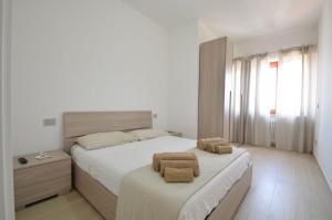 蒙特西尔瓦诺Dimora Sul Mare的一间卧室配有一张大床和两条毛巾