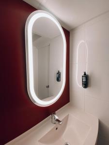 尼姆宜必思尼姆西部酒店 - A9 的一间带水槽和镜子的浴室