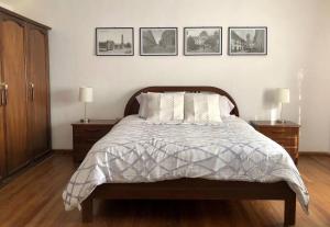 苏克雷Apartamento cómodo y céntrico的卧室配有一张墙上三幅照片的床