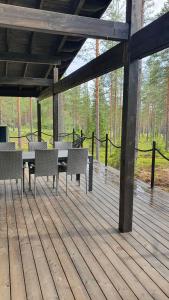 普哈圣山Holiday home Villa Esteri的木制甲板上配有桌椅的庭院