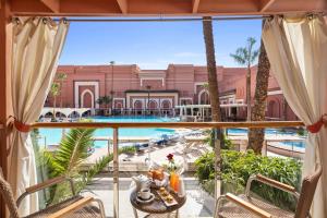马拉喀什萨伏伊大酒店的从度假村的阳台上可欣赏到游泳池的景色