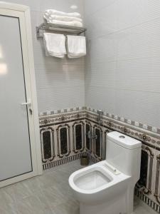 哈萨التوفيق للوحدات السكنية T1的白色的浴室设有卫生间和毛巾。