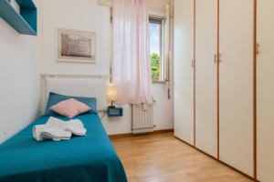 泰塞拉MarcoPoloAirport-3 Camere da letto-Wifi-Netflix-15' da Venezia的一间卧室设有蓝色的床和窗户。