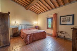 圣吉米纳诺Fattorie Santo Pietro的一间卧室设有一张床和一个窗口