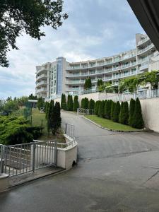 比亚拉Byala Silver Beach Apart的一个大楼前的一个空停车位