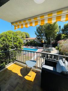 卡拉费尔La Pineda 2的一个带沙发和桌子的庭院和一个游泳池