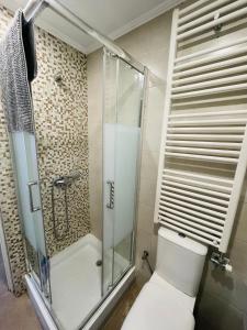 卡拉费尔La Pineda 2的一间带玻璃淋浴和卫生间的浴室