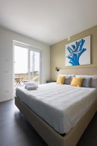 卡里尼Sweet Sicily Apartments的一间卧室设有一张大床和一个大窗户