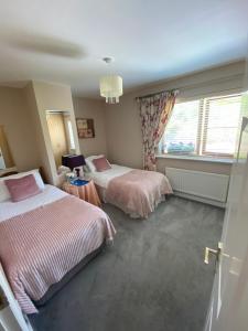 金塞尔Beach Close Lodge的一间卧室设有两张床和窗户。