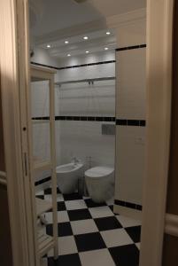 卡塔尼亚Borgo Santa Caterina的浴室铺有黑白格子地板。