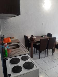 拉法洛维奇Apartman Drazen Rafailovici的厨房配有炉灶和桌椅