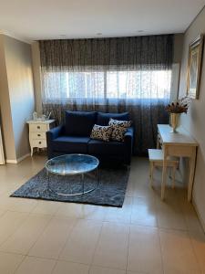 马德普拉塔Casa Guemes的客厅配有蓝色的沙发和桌子
