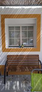 蒙塔吉尔Casinha Amarela的坐在窗前的长凳