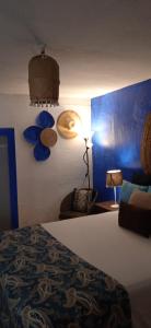 蒙塔吉尔Casinha Amarela的一间卧室设有一张床和蓝色的墙壁