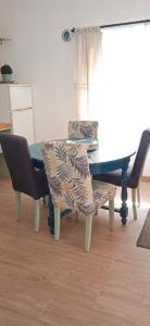 蒙塔吉尔Casinha Amarela的一张带两把椅子和一张蓝色桌子的餐桌