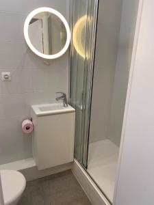 巴黎Ciel de Paris的带淋浴、卫生间和镜子的浴室