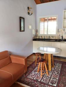 贝洛奥里藏特VIA SPE - Pousada的客厅配有沙发和桌子