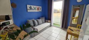 大加那利岛拉斯帕尔马斯Francisco's Holiday Home的带沙发和蓝色墙壁的客厅