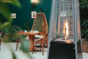 塔尔卡Hotel Marcos Gamero的一间设有桌椅和鸟笼的房间