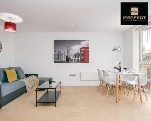 伯明翰Cosmo Modern Apartment Central By Your Perfect Stay Short lets Birmingham的客厅配有沙发和桌子