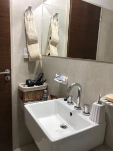 圣米格尔·德·图库玛Departamento del Parque的浴室设有白色水槽和镜子