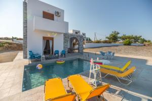 吉奥塔略Ciel Blue Villas的别墅 - 带游泳池和黄色椅子